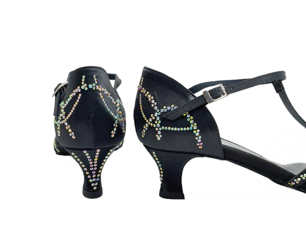 Lidmag L9 Tanzschuhe: Schwarze Satin-Heels mit Riemchen und Glitzer-Strass-Steinen auf weißem Hintergrund.